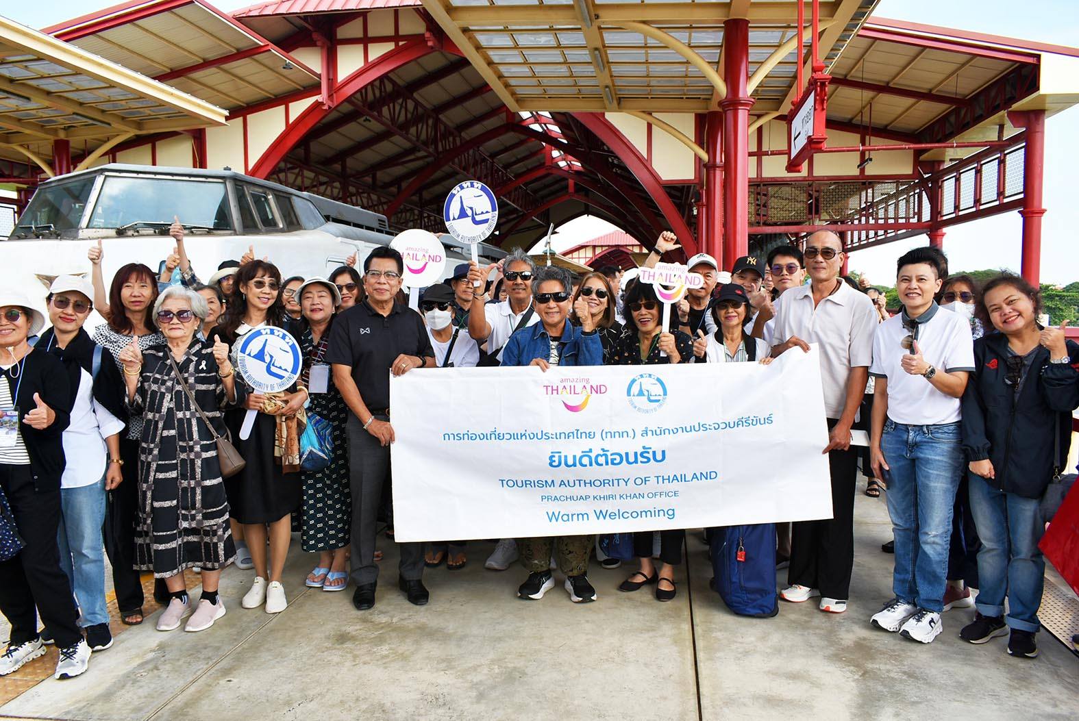 KIHA 183 excursion train welcomed on Hua Hin–Pran Buri route